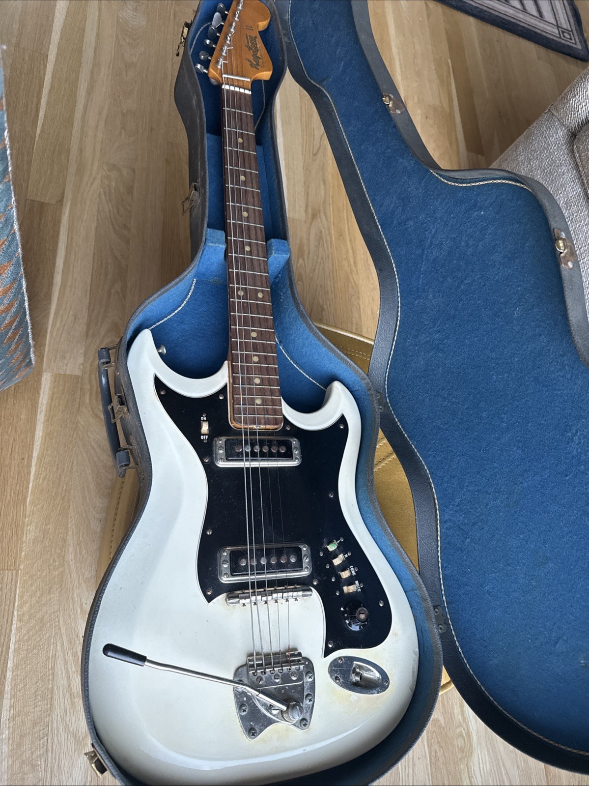 1965 Hagstrom II Electric Guitar w/original Case. Not Tested Vintage /Sweden
