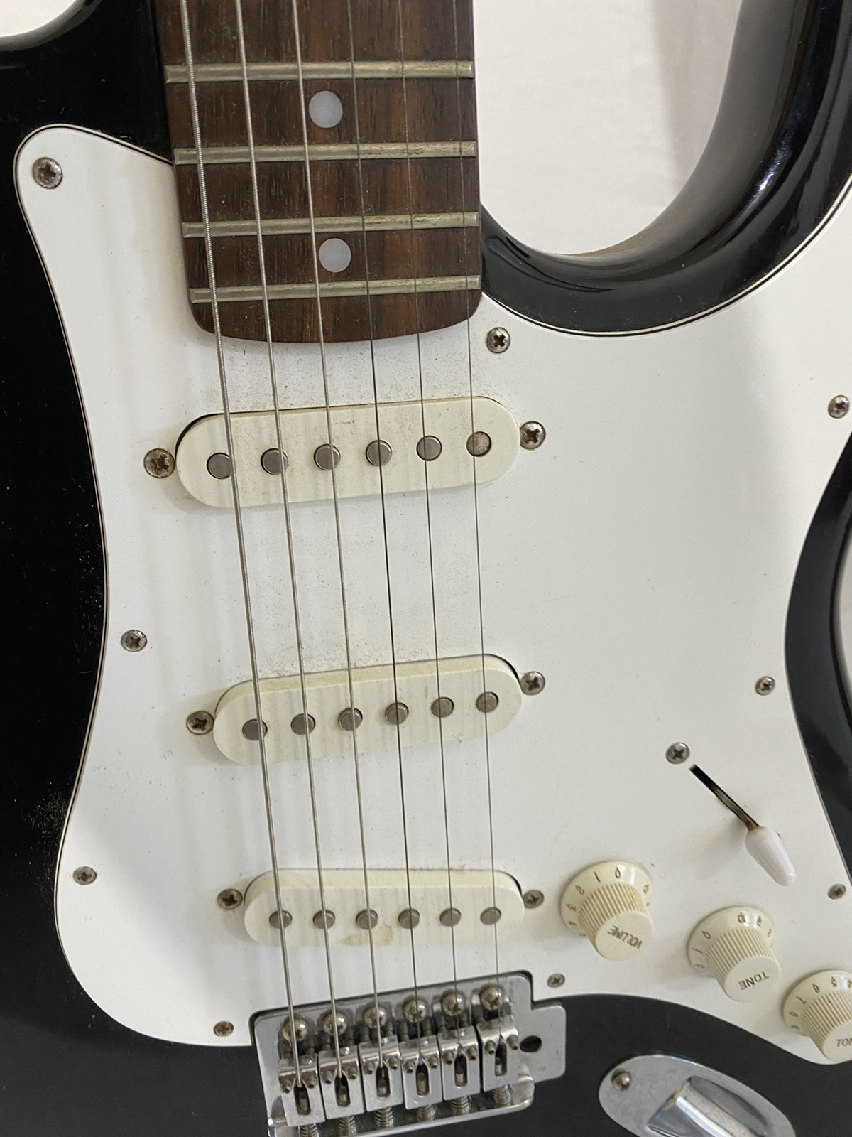 Vantage Electric Guitar Black And White With Case Model VIE – II D/BK