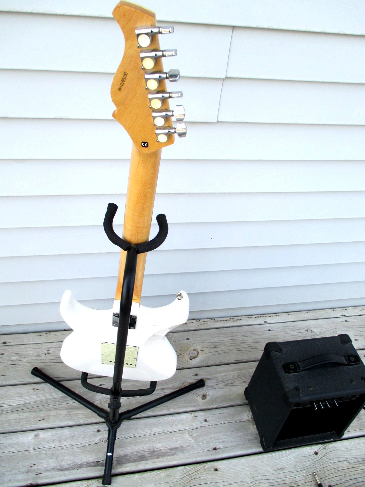 Axl Electric Guitar EMG Designed 0070970145 With A Yamaha YG15 Amplifier. Works