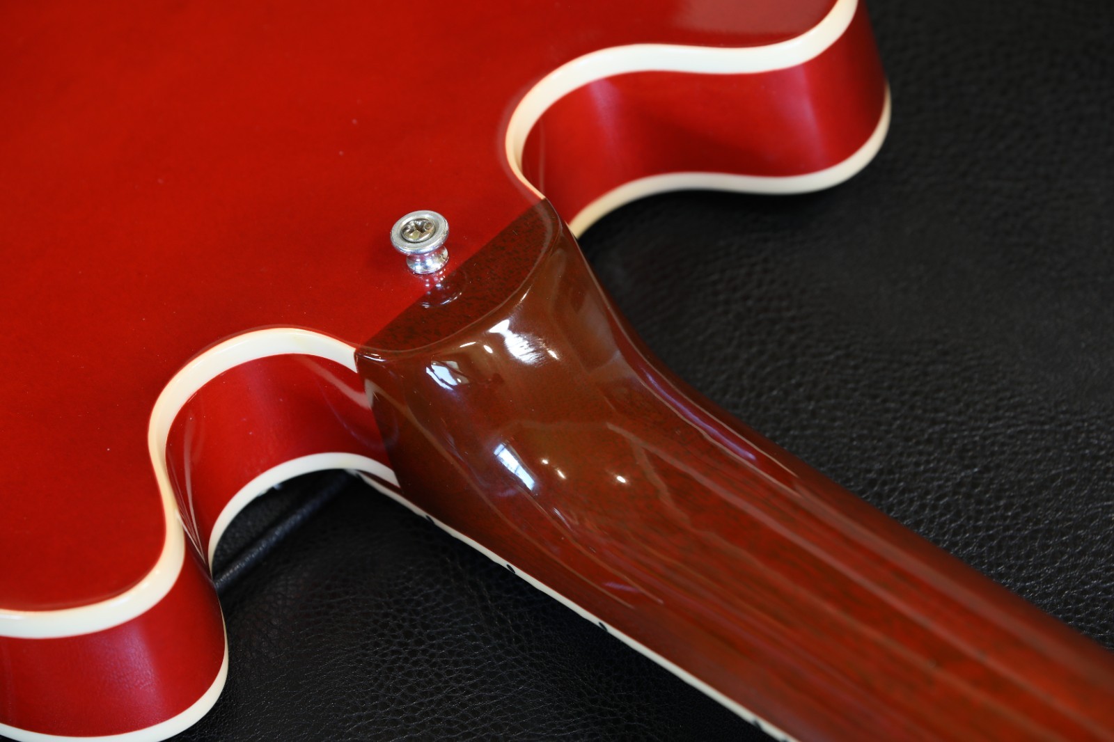 2017 Gibson ES-339 Semi-Hollow Electric Guitar Cherry Red + GB