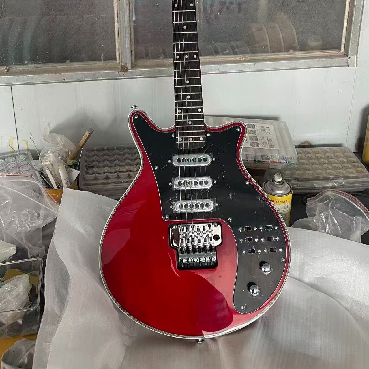 24 Frets Cherry Red Electric Guitar 3 Single-coil Pickup Double Tremolo Bridge