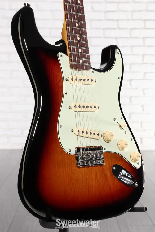 Fender Robert Cray Standard Stratocaster – 3-color Sunburst with Rosewood