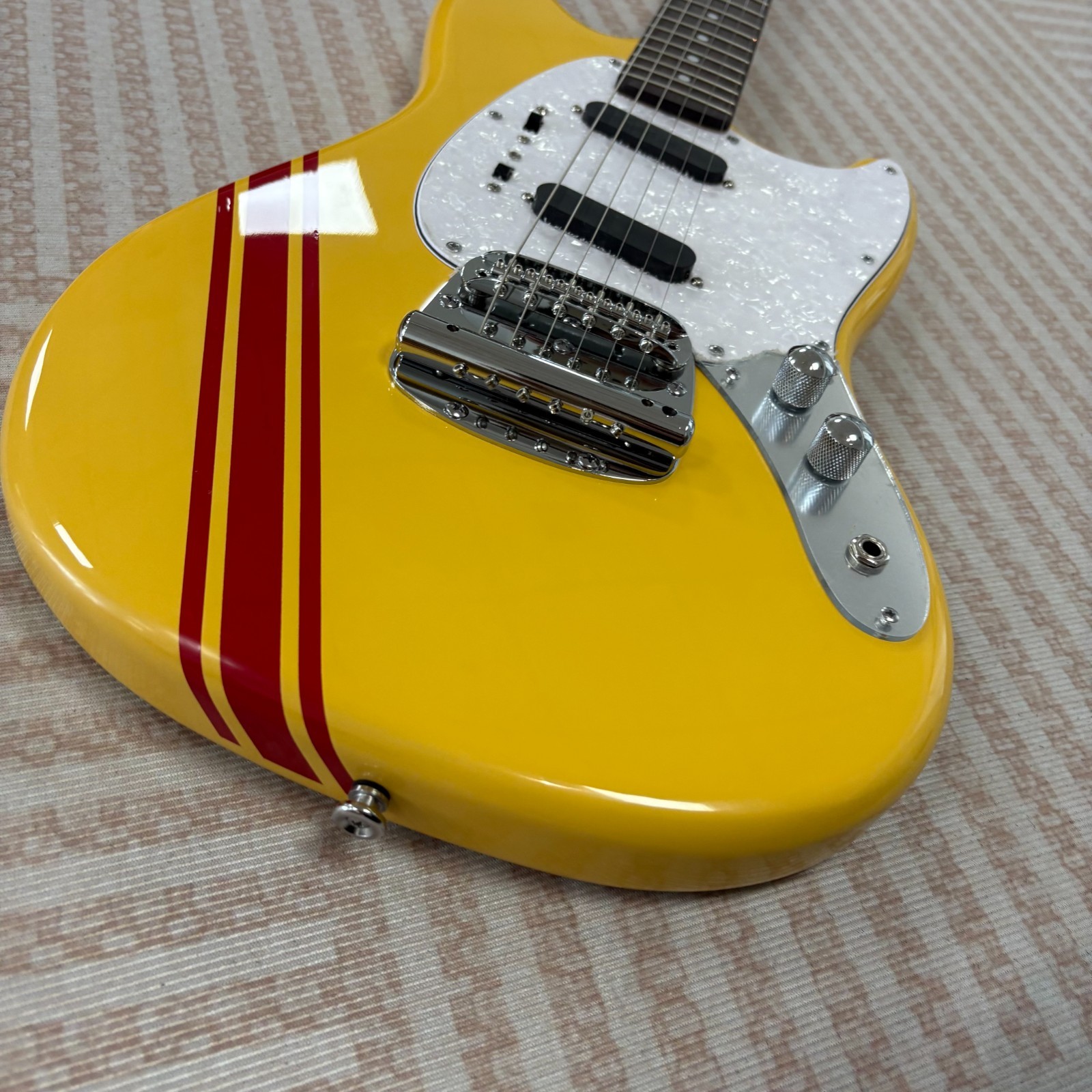 Yellow Mustang Style Electric Guitar Rosewood Fingerboard Maple Neck