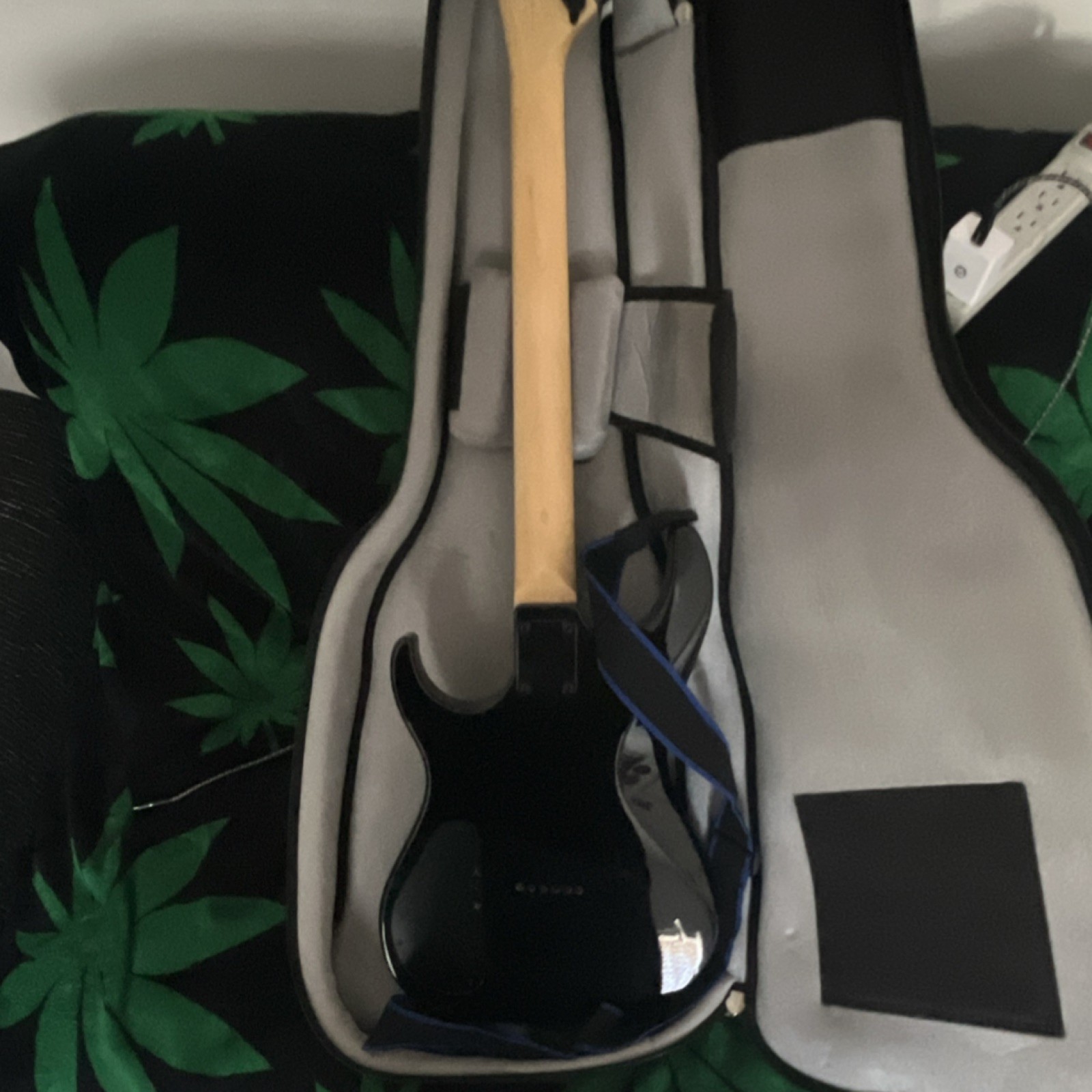 Washburn Parallaxe Electric Guitar Black Right-Handed w/ Gig Bag Amplifier Strap