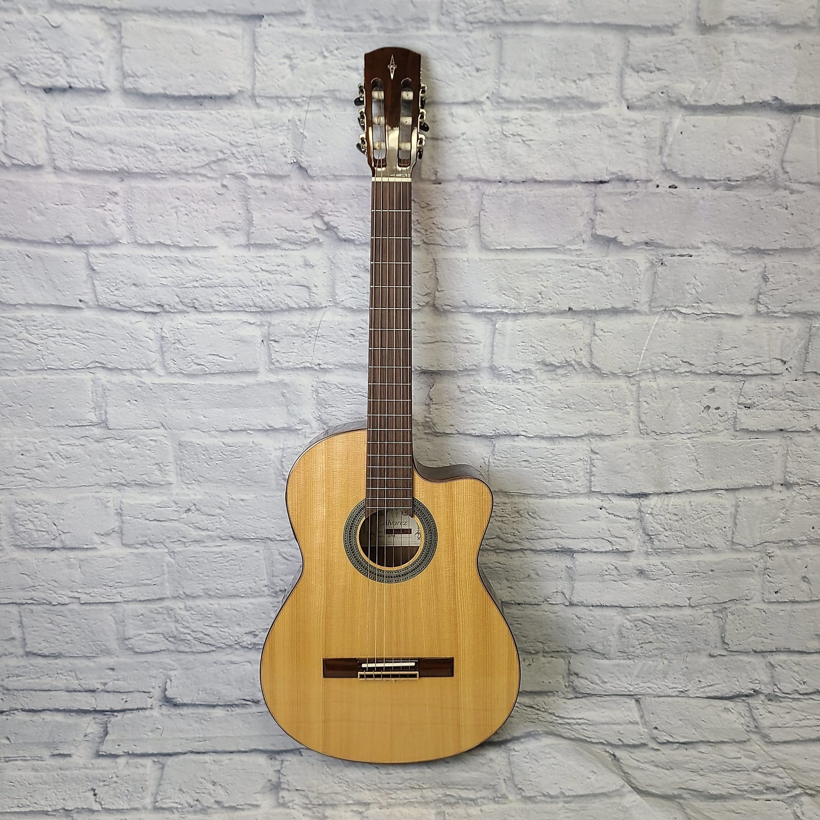 Alvarez CC7CE Cadiz Classical Guitar & Hardshell case