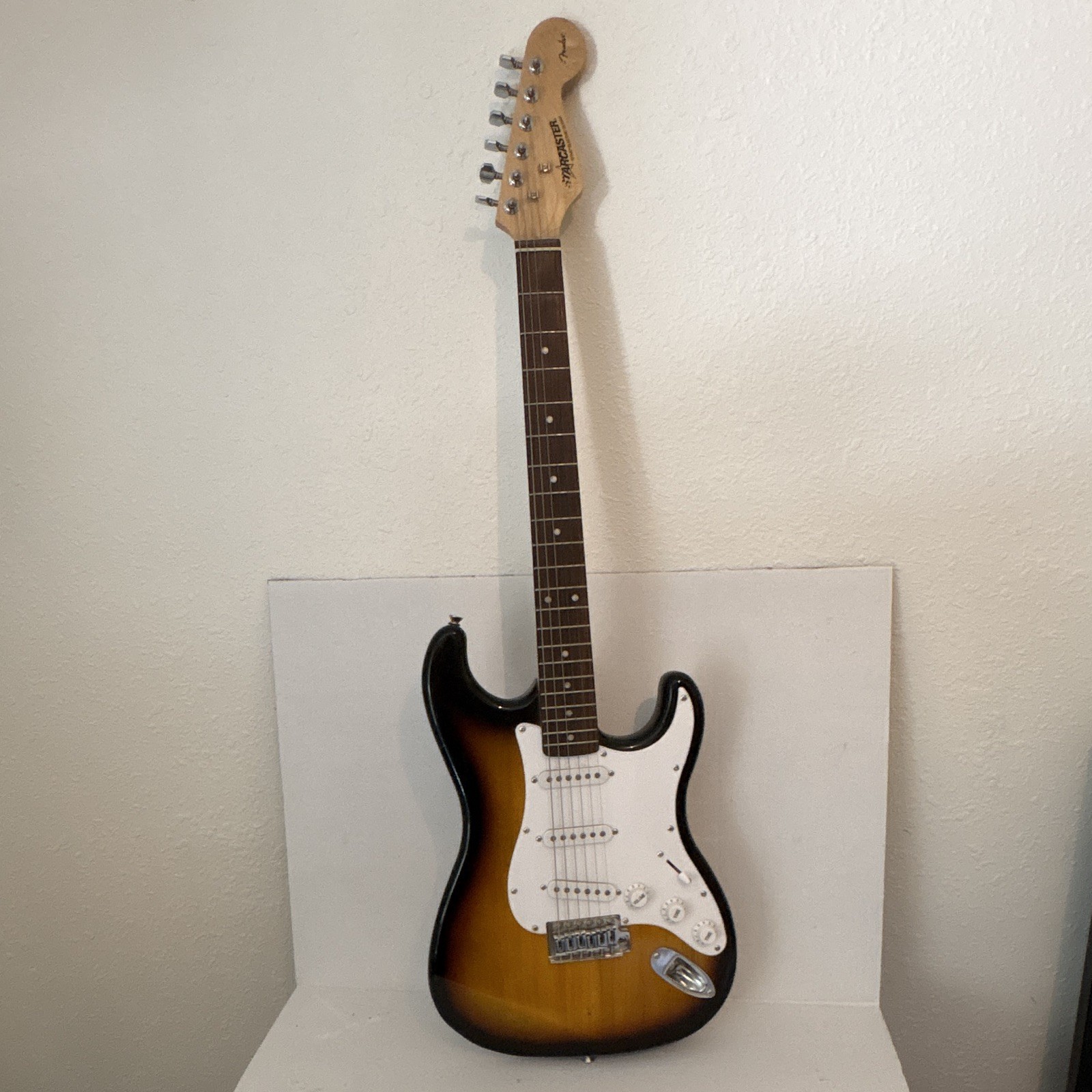 Squier By Fender SSS Stratocaster SN: ICSD21010562 – 2 Color Sunburst