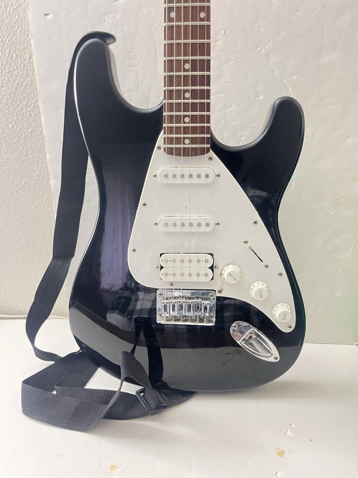 First Act ME305 Model Entry-level Solid-body Electric Guitar with Case