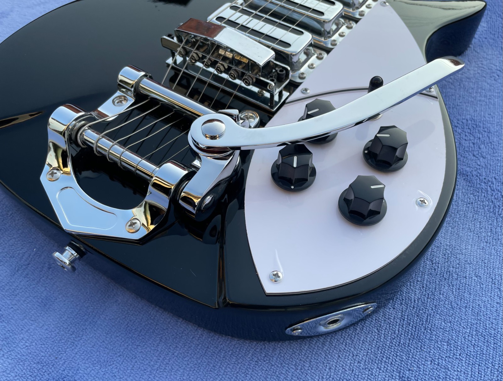 20.7″ Scale Length R 6 Strings Electric Guitar Solid Body Bone Nut Glossy Finish