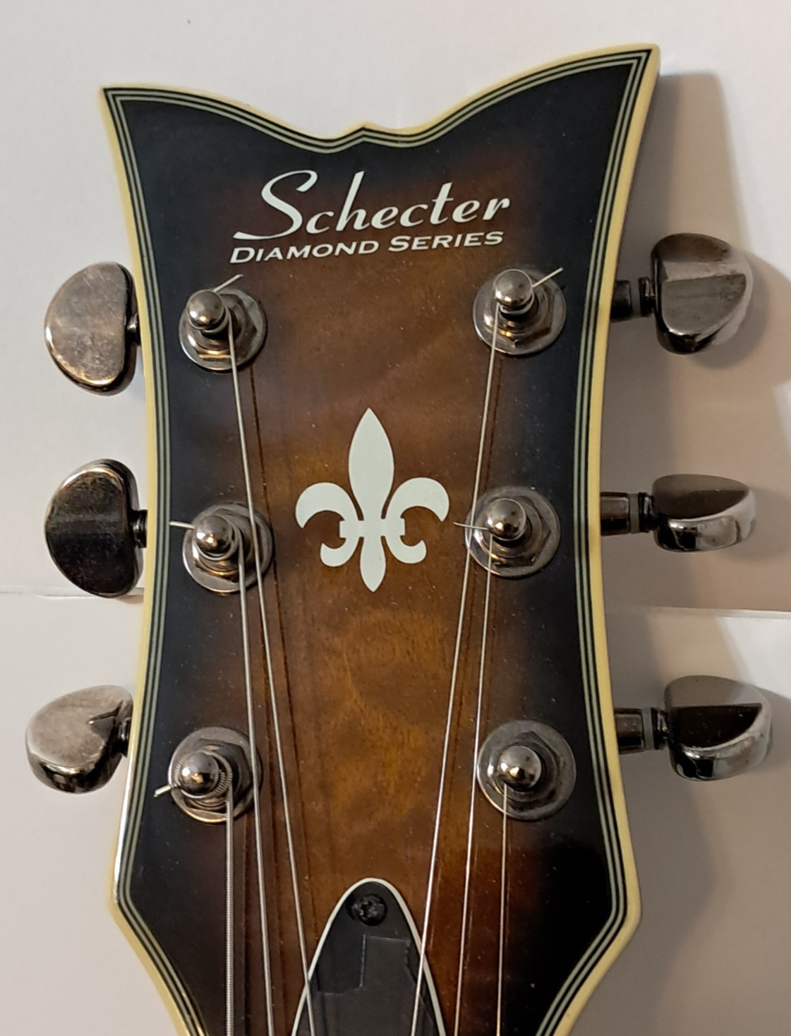 SCHECTER DIAMOND SERIES EMG ELECTRIC GUITAR WITH SOFT CASE
