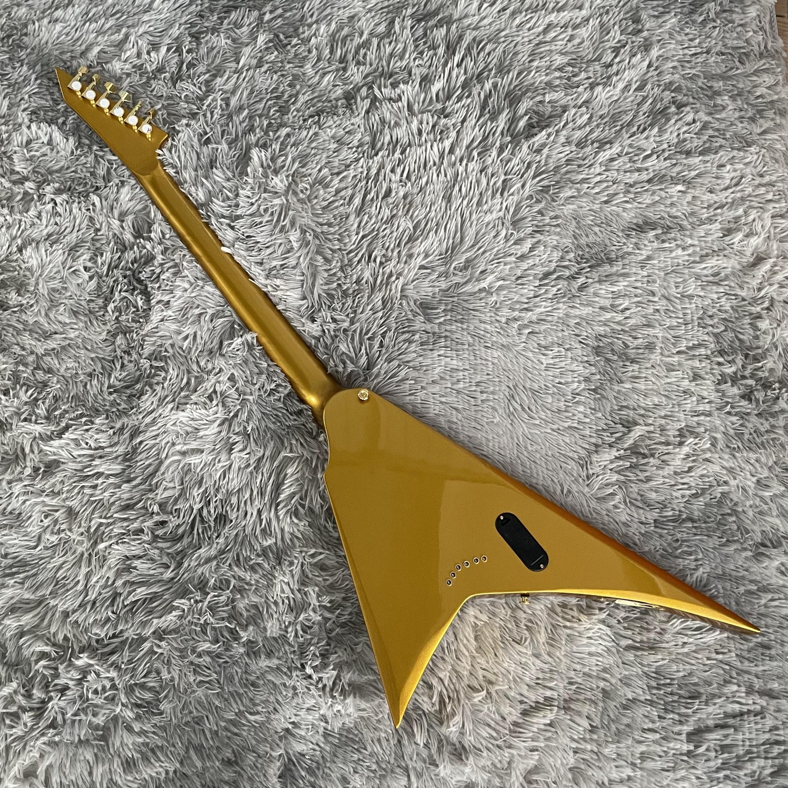 Metallic Swallow Tail V Shape Electric Guitar Gold Knob Thru Body active Pickups