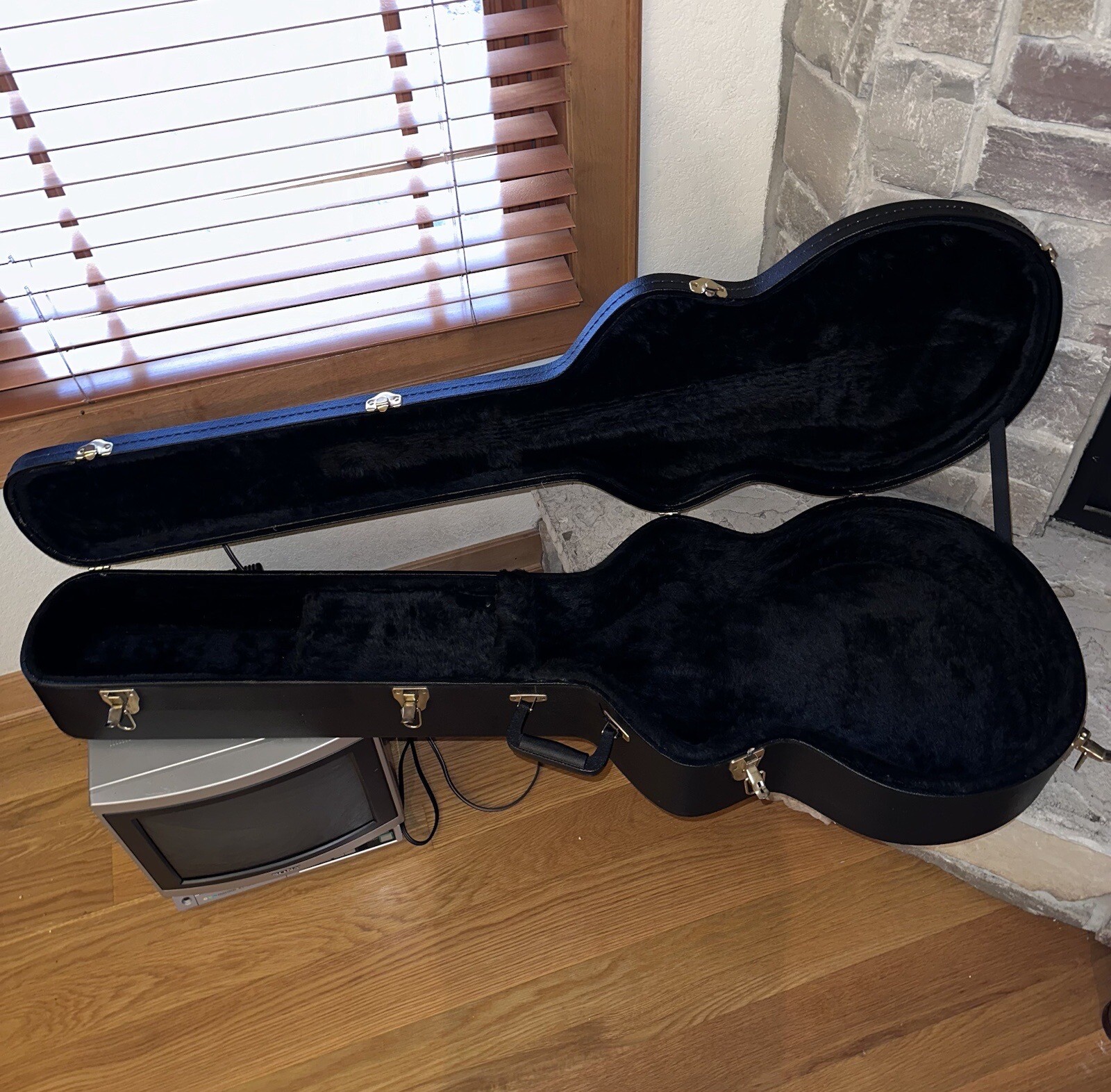 Near Mint TKL Ibanez Fur Lined Hard Guitar Hard Case Made In Canada