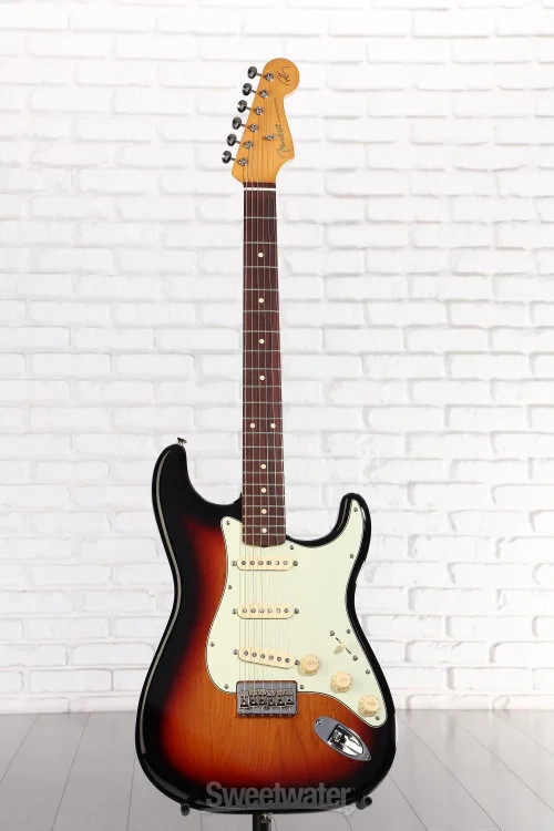 Fender Robert Cray Standard Stratocaster – 3-color Sunburst with Rosewood