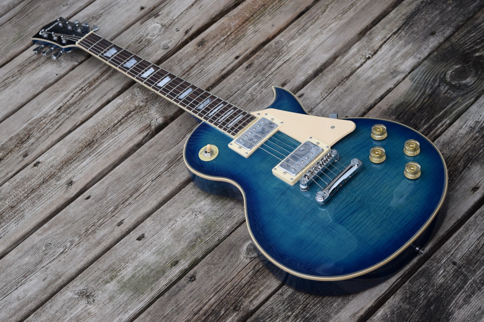 Electric Guitar Mahogany Body Maple Top into Blue Finish (Groove Canadian Brand)