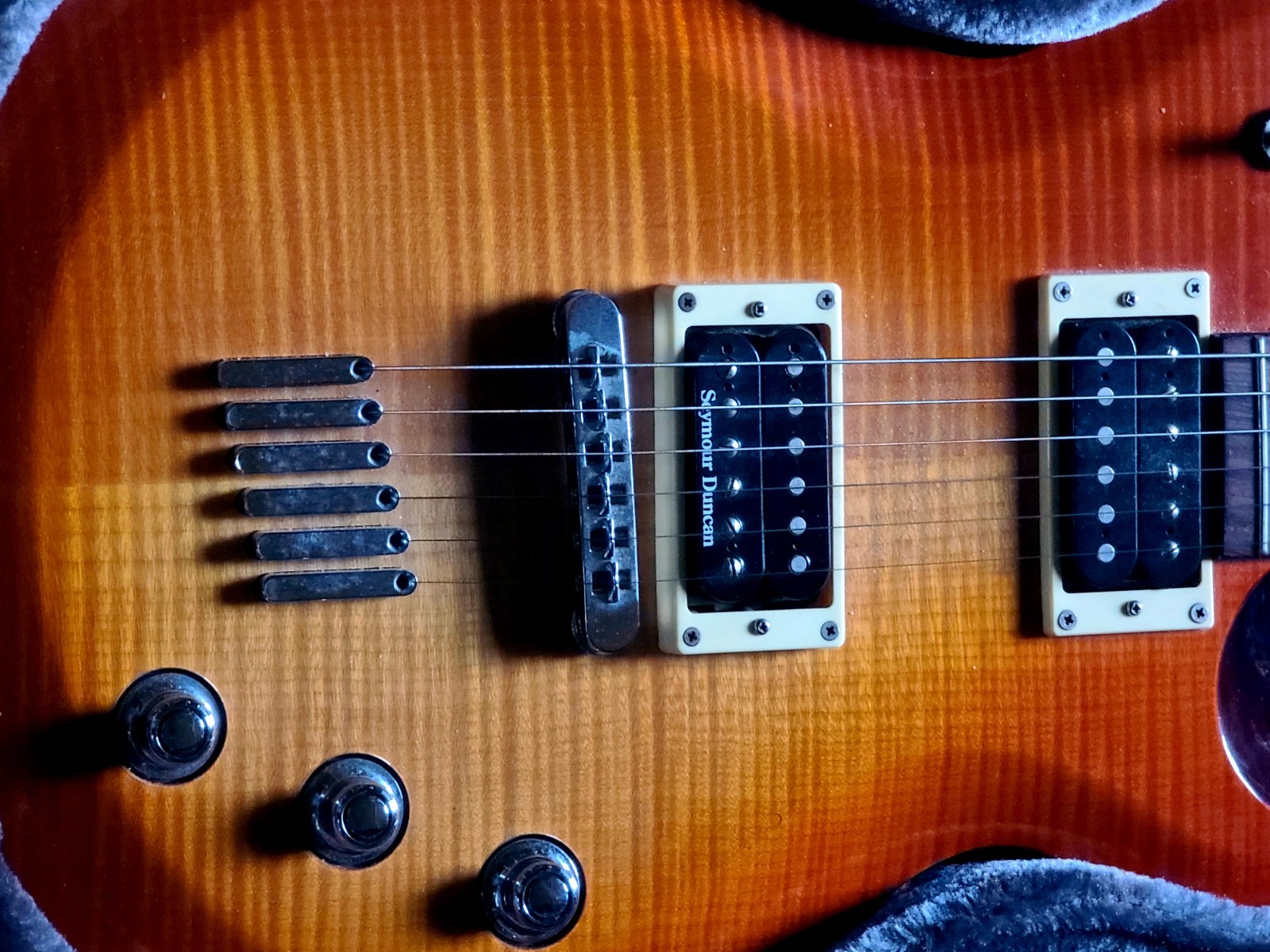 Sought-after AES620 YAHAMA 22 fret Guitar w/hardcase. # QKZ0250R/ 2003 -2004