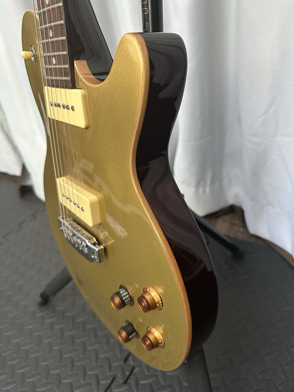 Line 6 James Tyler Variax JTV-59P Gold Top EUC