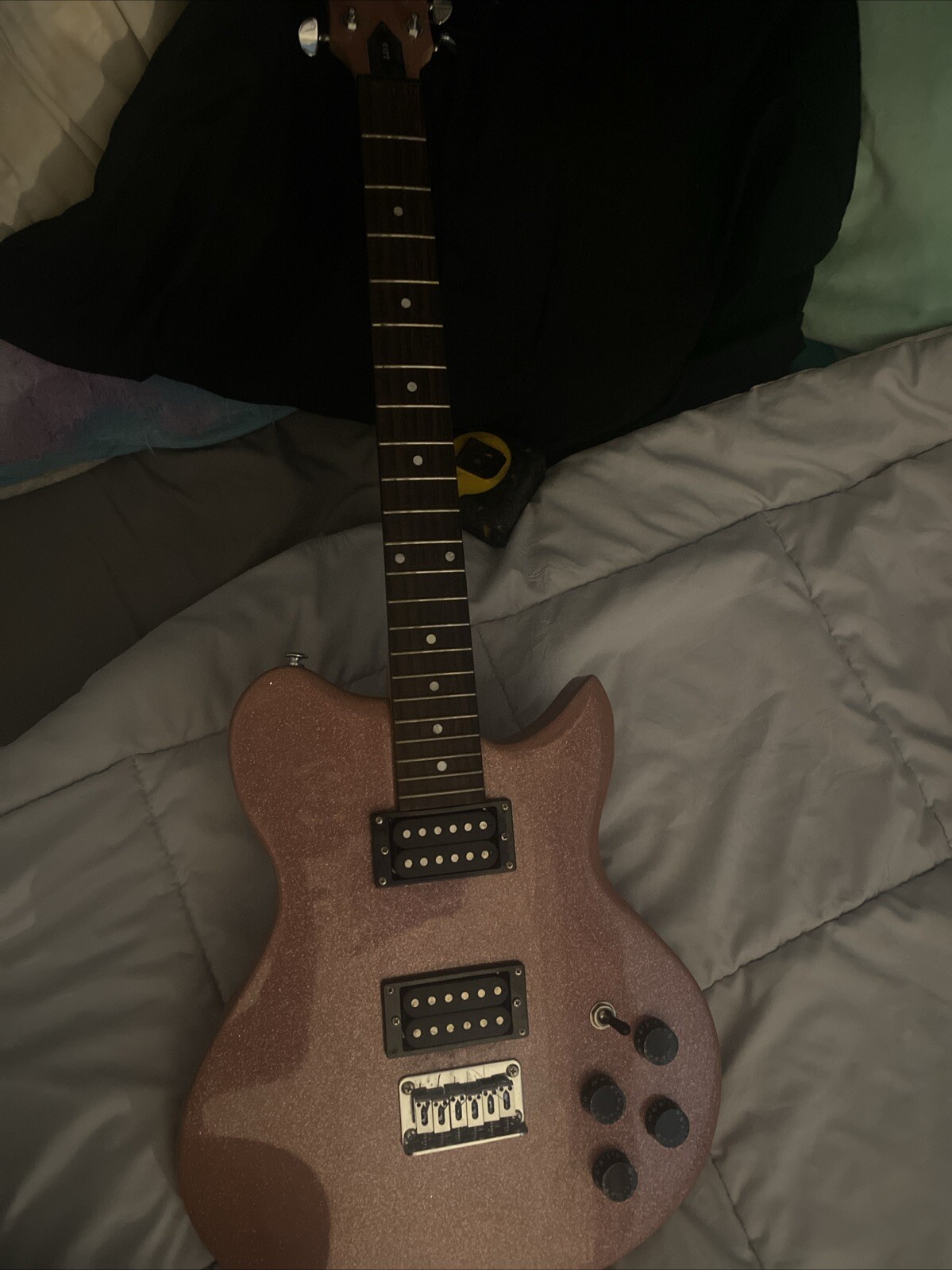 lyon guitar for beginner, no strings, one knob loose just needs to be tighten up