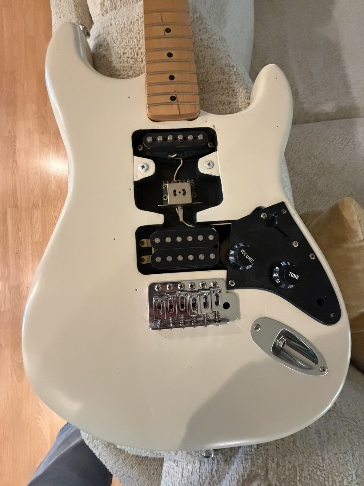 strat partscaster! neck and body are from a squier! all electronics upgraded!