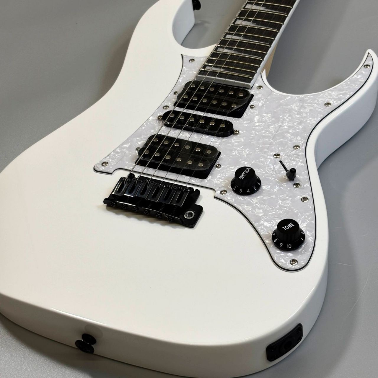 Ibanez RGV250 WH White Electric Guitar, Stratocaster Style, Synchronised Tremolo