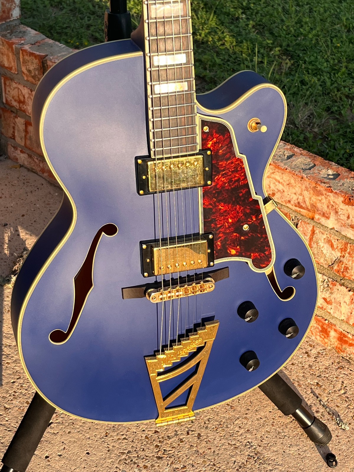 D’Angelico Deluxe DH ~ Hollowbody Archtop Guitar ~ matte royal blue ~ HSC ~ EXC