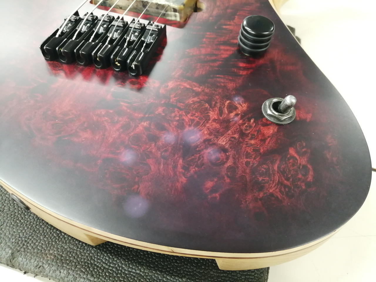 Skervesen Swan 6 PopLAR BURL Used Electric Gutiar
