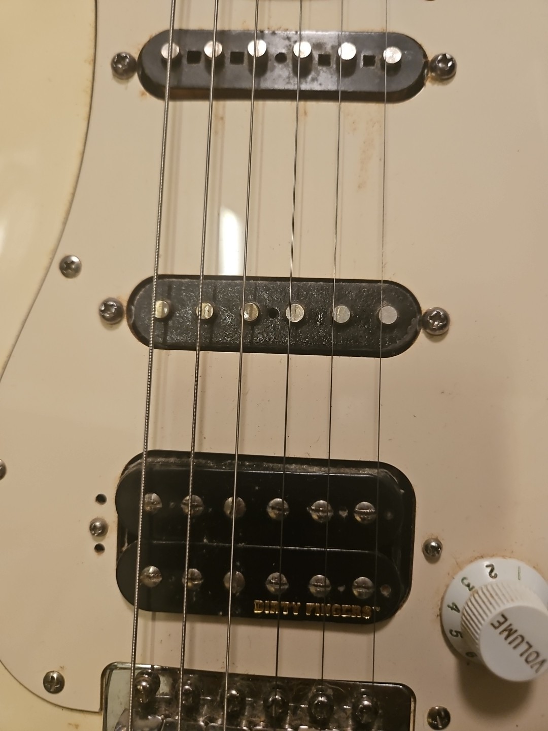 2004 FENDER Standard “Fat” Strat® HSS – MIM – Cream with dirty finger pickup