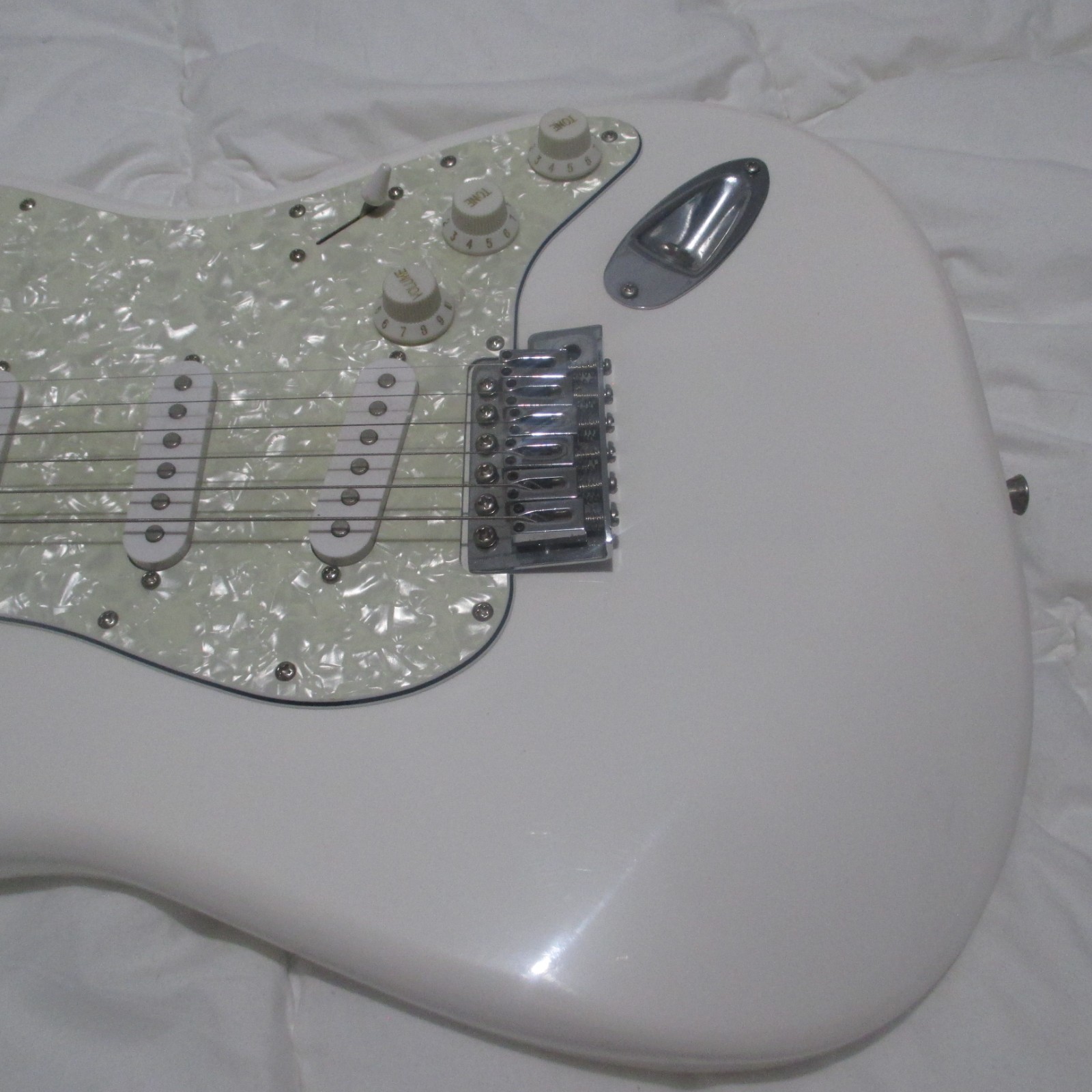 Fender Squire Strat SE 6 String Electric Guitar White CXS With CE European Decal