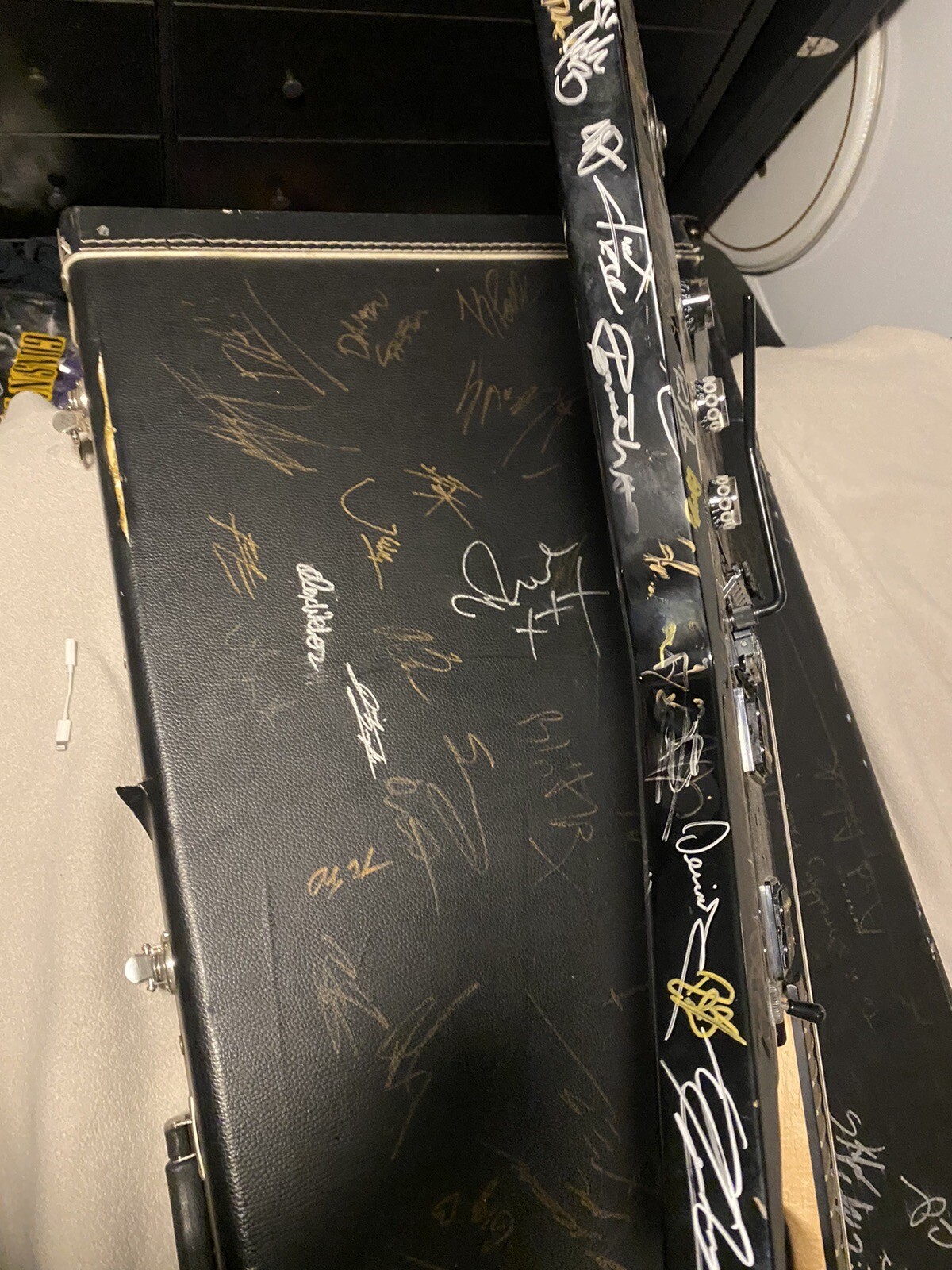 Dean Dimebag Razorback Electric Guitar signed by many 24 metal artists
