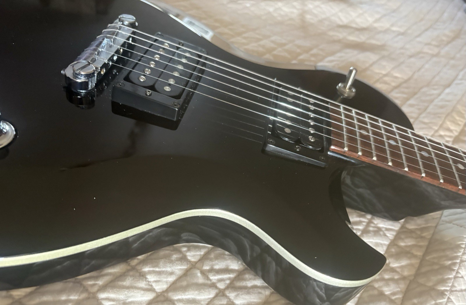 Yamaha AES420 AES Series Solid Body 6-String Electric Guitar Black