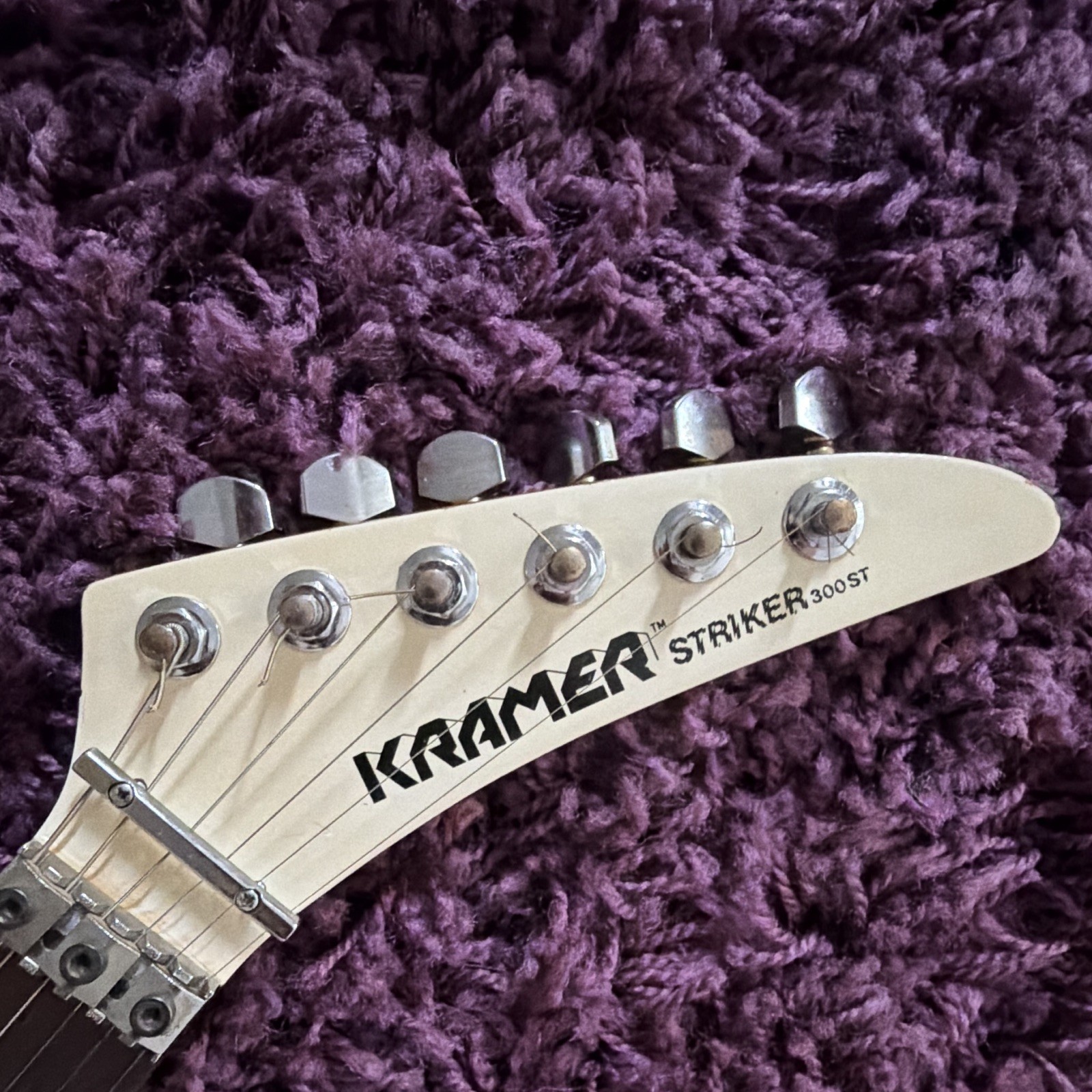 White Kramer Striker 300ST White Electric Guitar Signed by Alice Cooper/W Photo