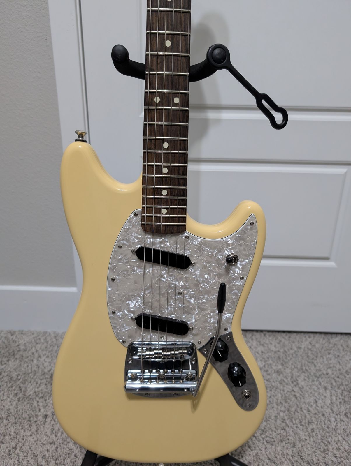 Fender American Performer Mustang – Vintage White w/Rosewood Fingerboard