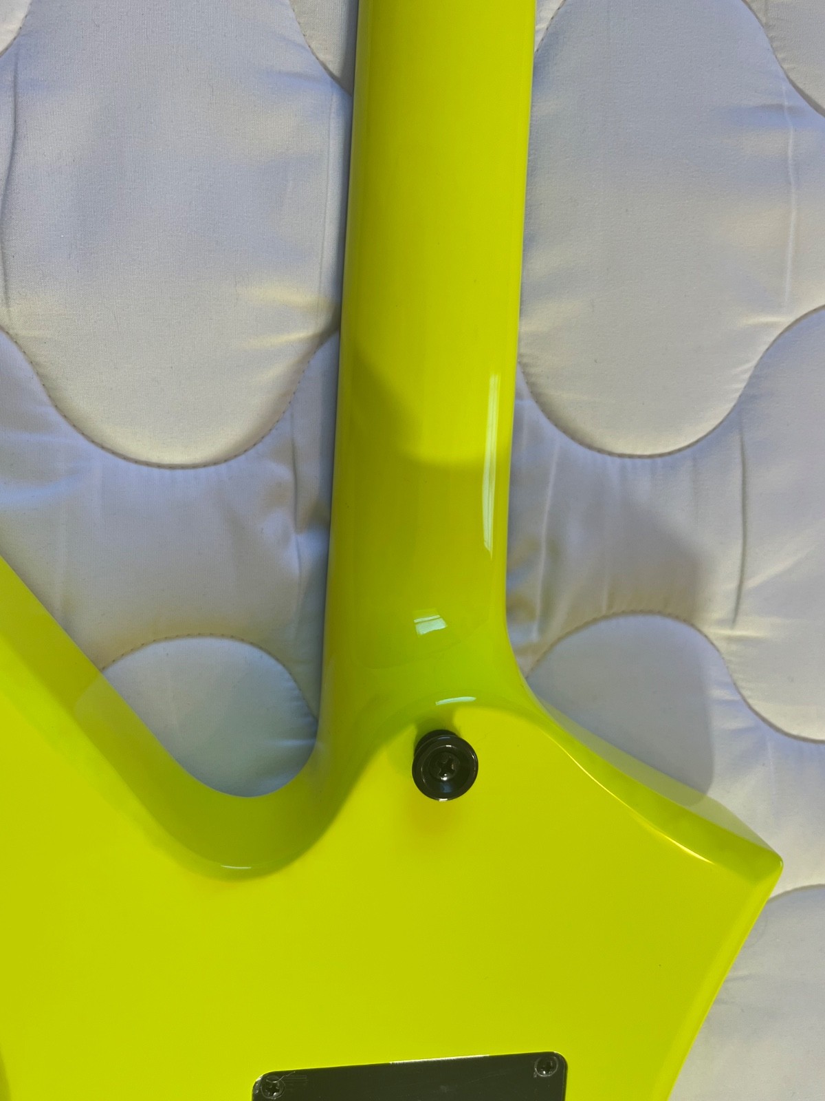 Jackson X Series Kelly – Neon Yellow KEXM MN WITH HARD SHELL CASE