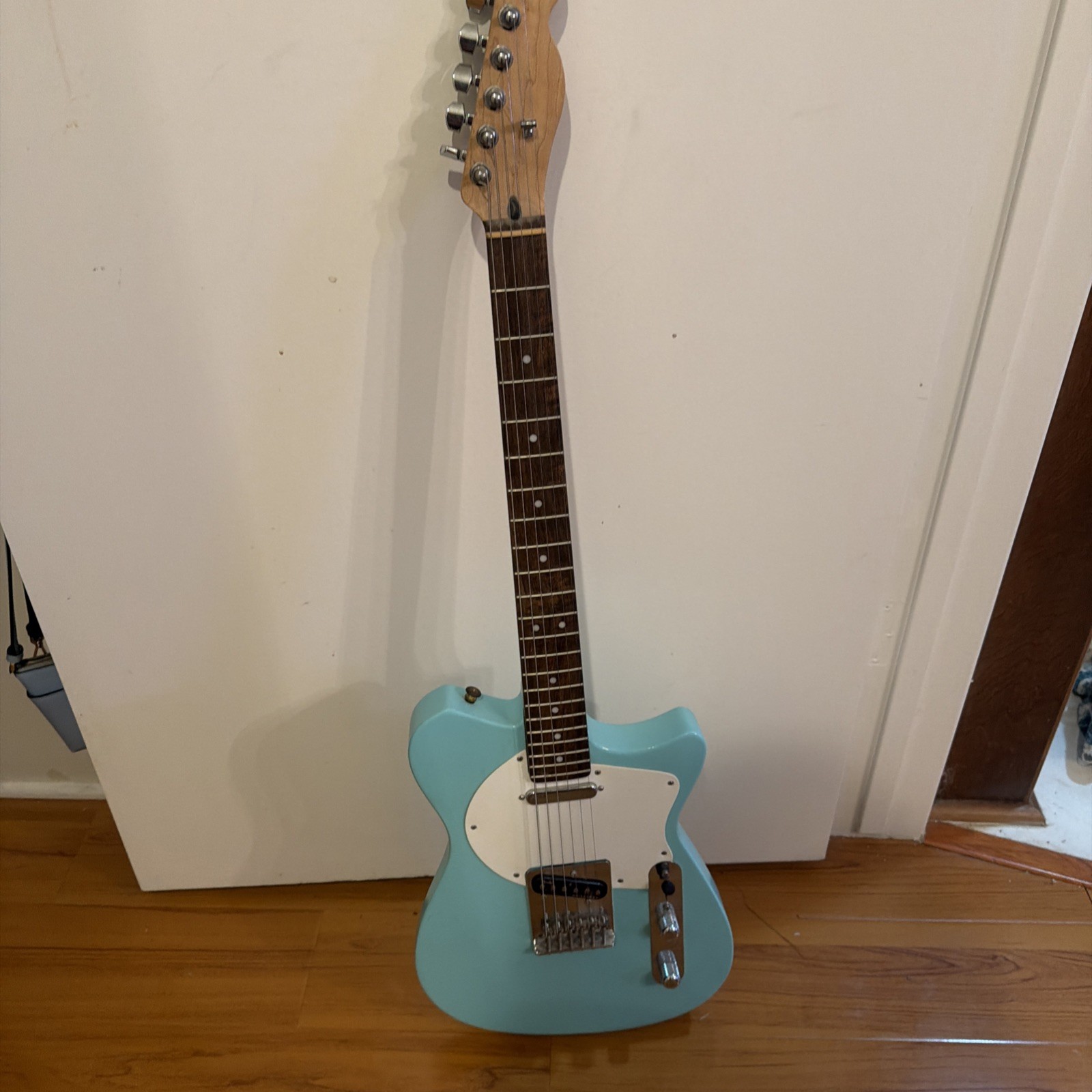 Seafoam Green Rosewood Fretboard, Fender Noiseless Pickups, String tree