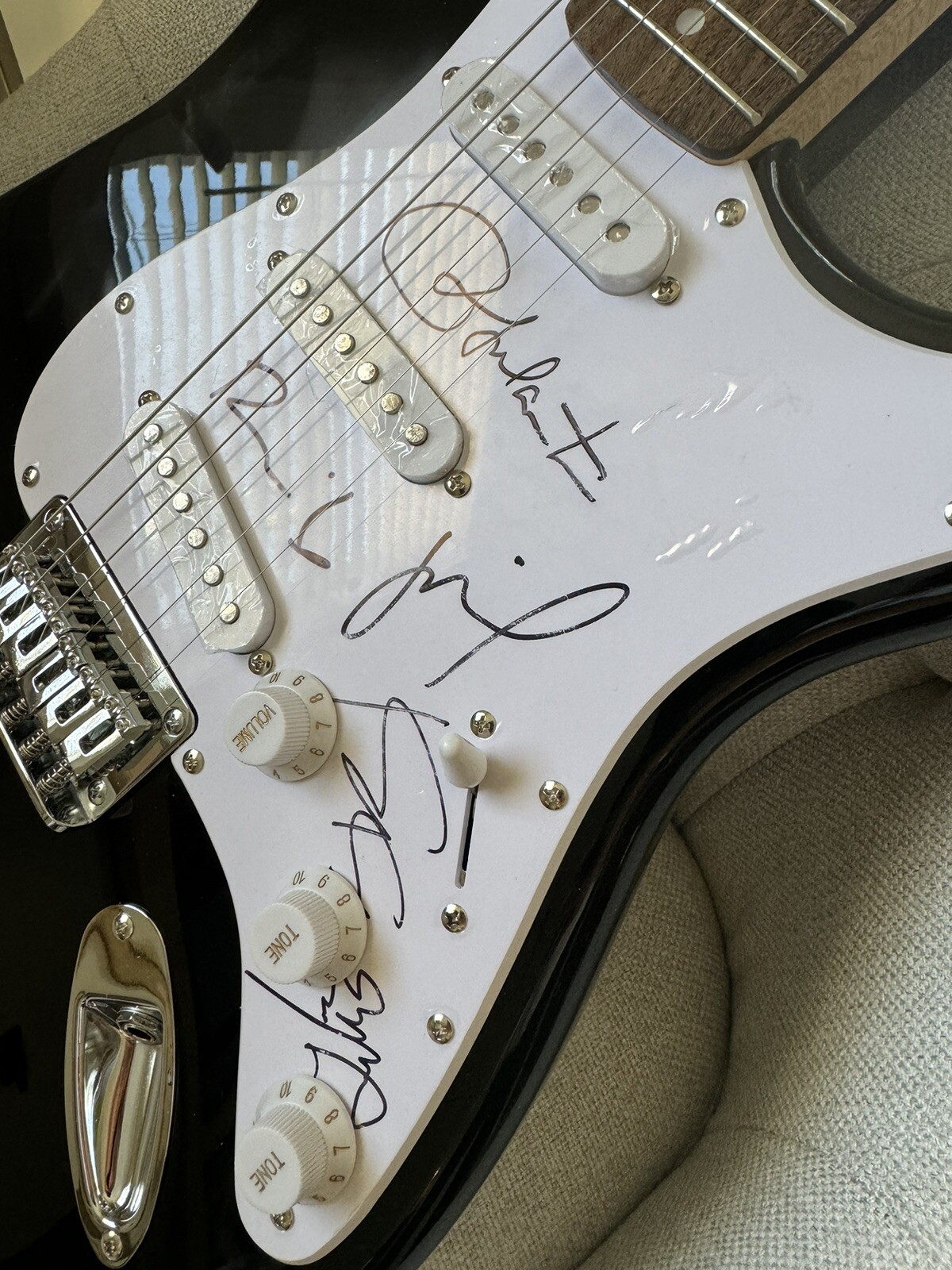 Ricky Martin + Reik Signed Guitar – Squier By Fender SQ Bullet Strat HT HSS BLK