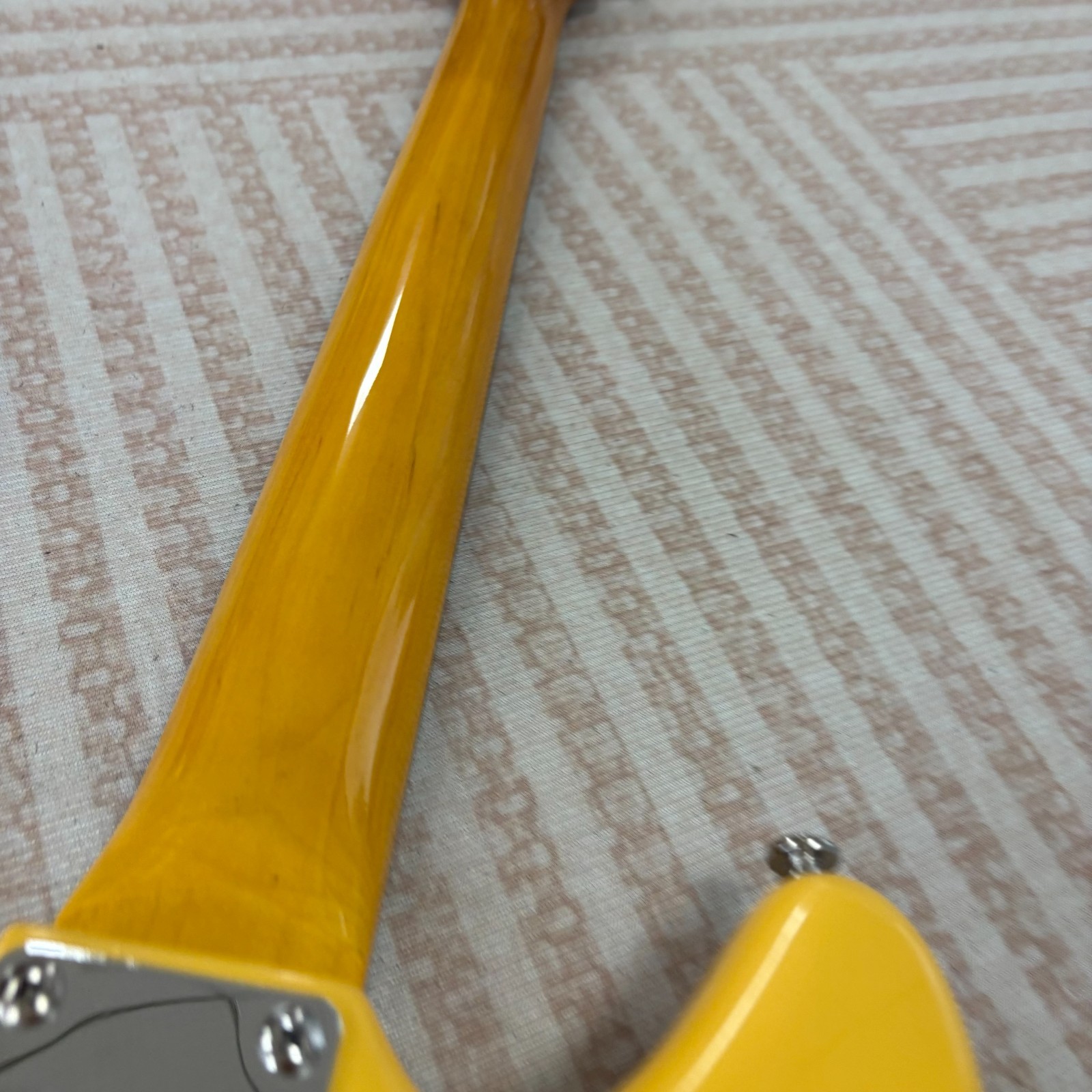 Yellow Mustang Style Electric Guitar Rosewood Fingerboard Maple Neck