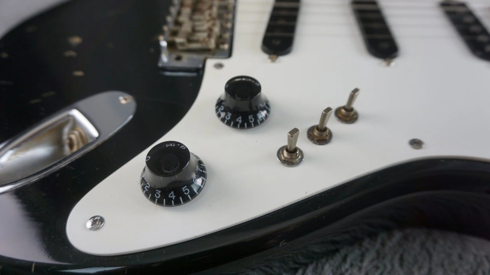 Aria Pro II Strikin’ Sound S-Style Japan Black