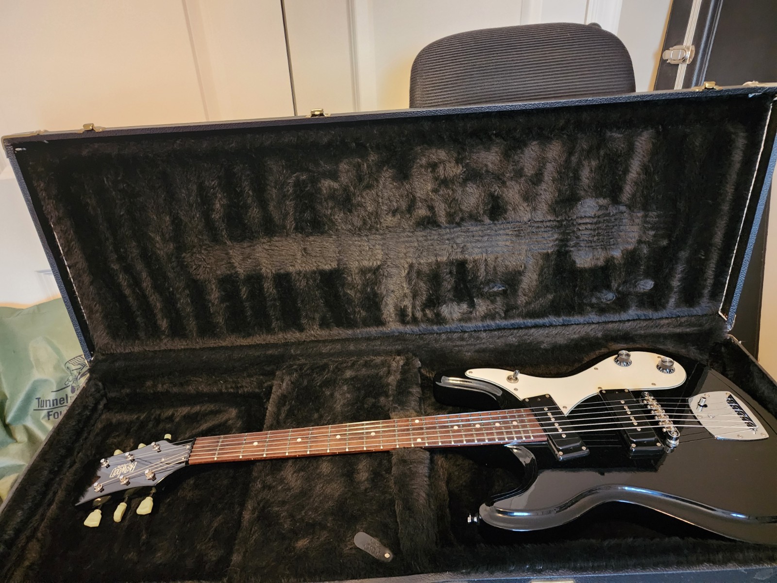 Eastwood HIGH FLYER , Solid Body 6-String RH Electric Guitar+Case