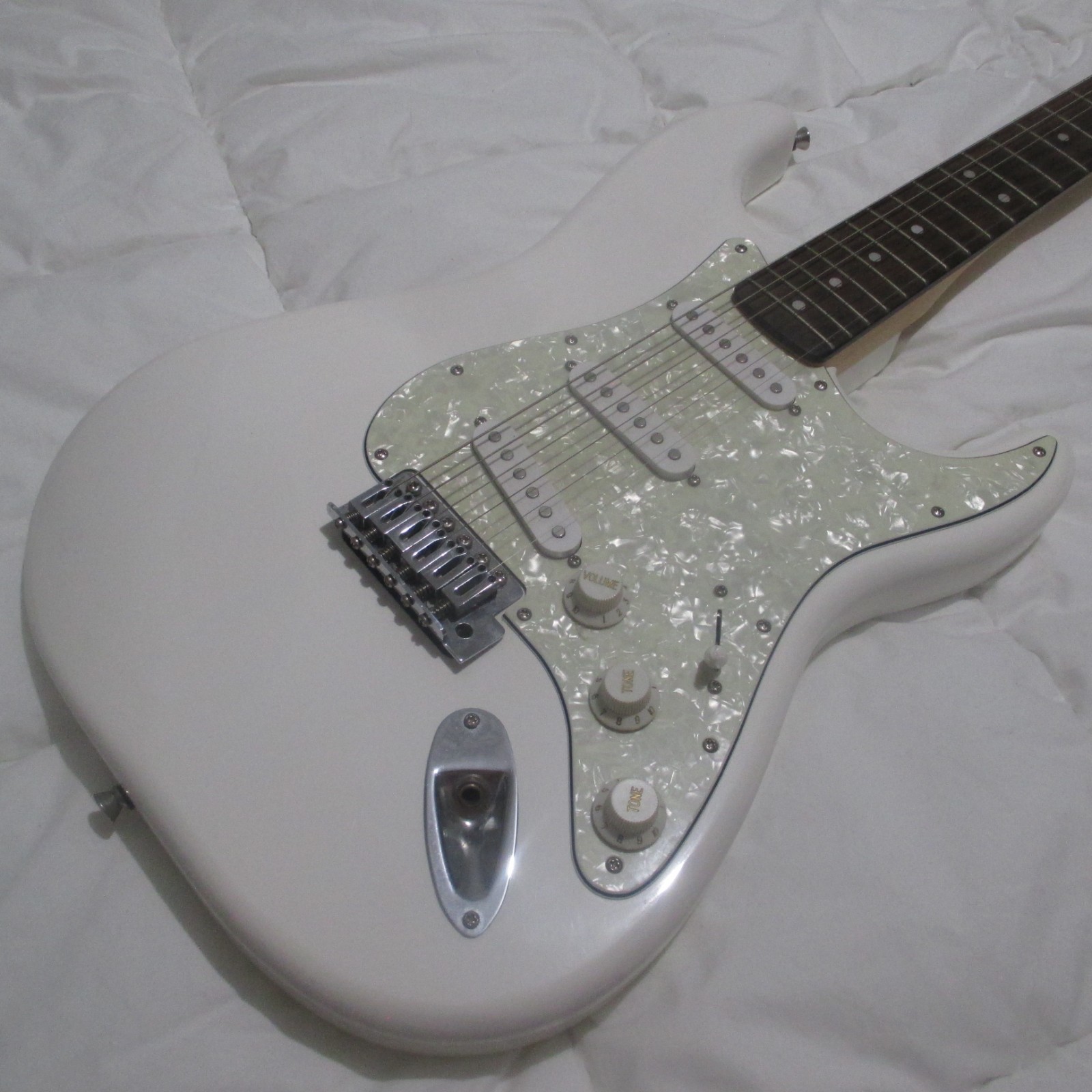 Fender Squire Strat SE 6 String Electric Guitar White CXS With CE European Decal
