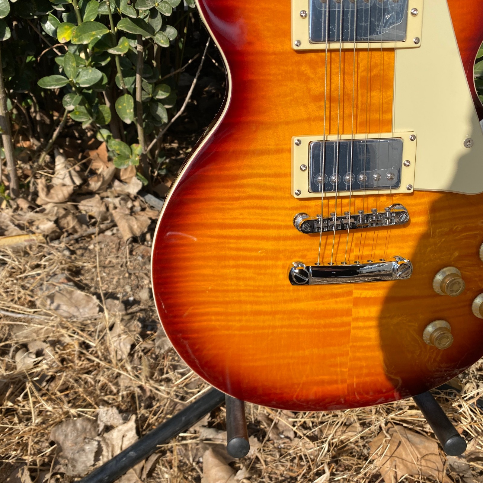 Factory direct sale. 6-string electric guitar. Flame maple body. Chrome hardware