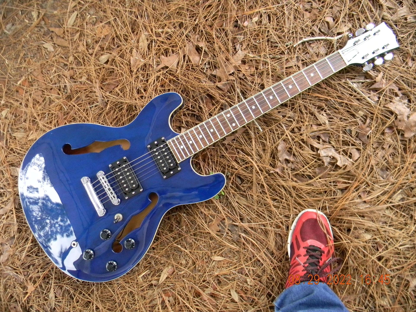 Signature Set Neck Semi Hollow , Hot Epiphone Pickups,Has Hairline Cracks, Read