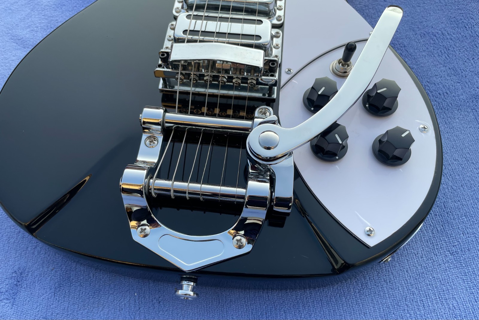 20.7″ Scale Length R 6 Strings Electric Guitar Solid Body Bone Nut Glossy Finish