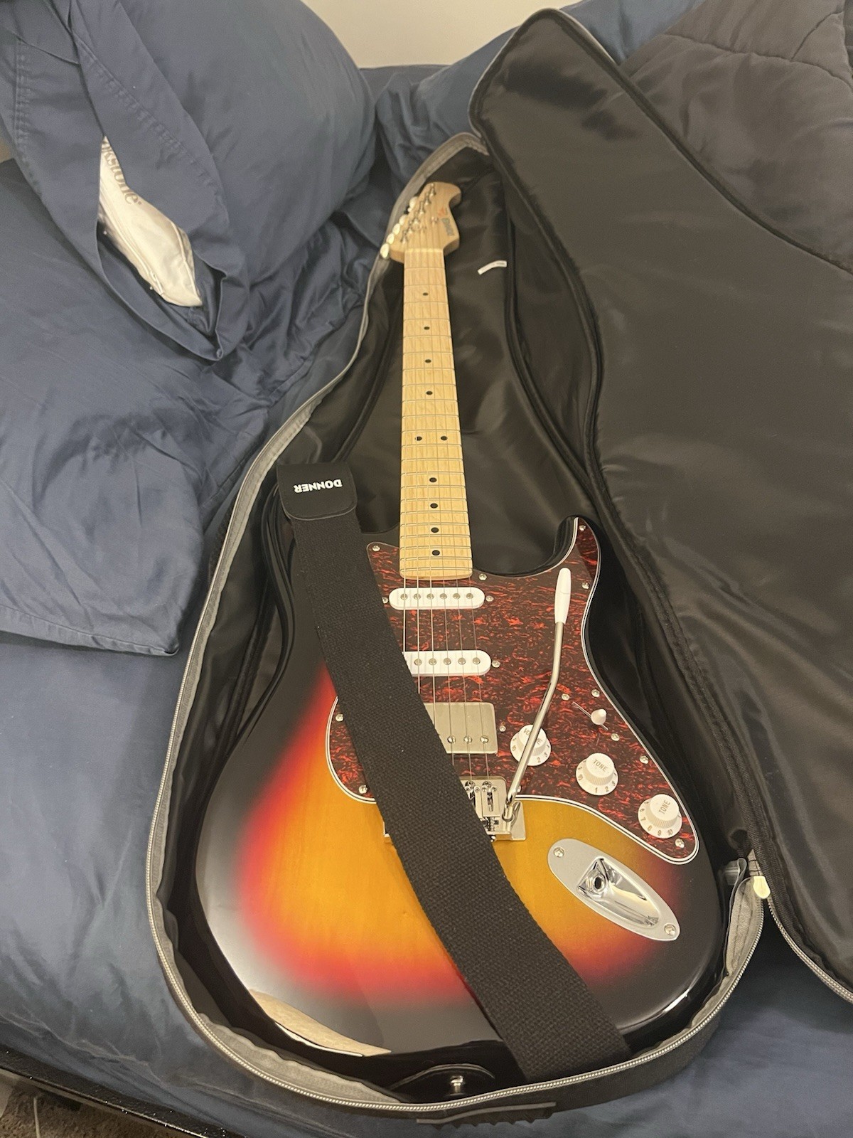 Donner DST-152S Stratocaster Solid Body 6-String RH Sunburst Guitar Set