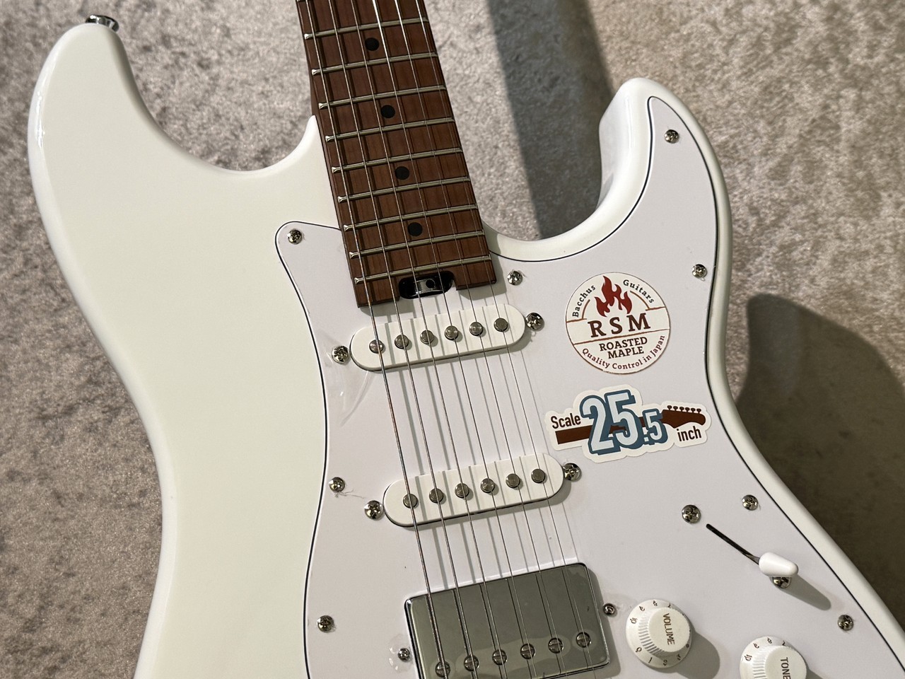 Bacchus BSH-850/RSM Electric Bass Guitar White Used, B Grade, 4.09kg