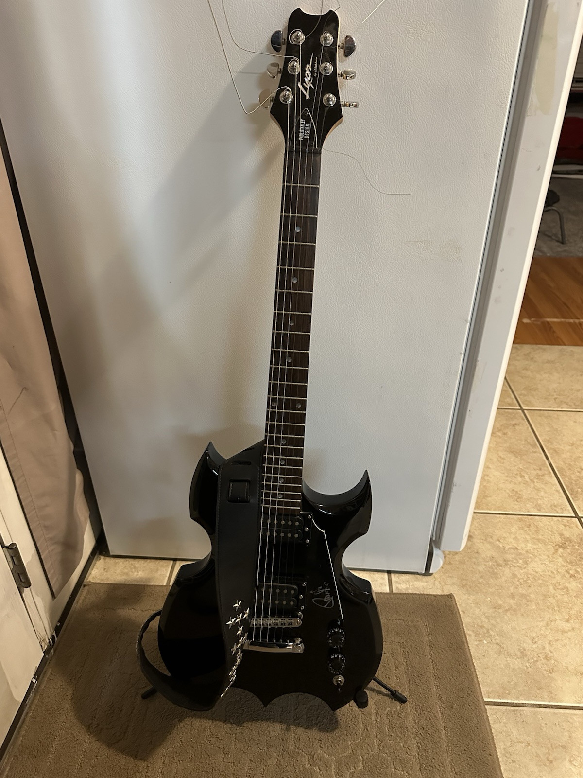 KISS Paul Stanley Design – 2006- Comes With Stand, Strap As Shown and Amplifier