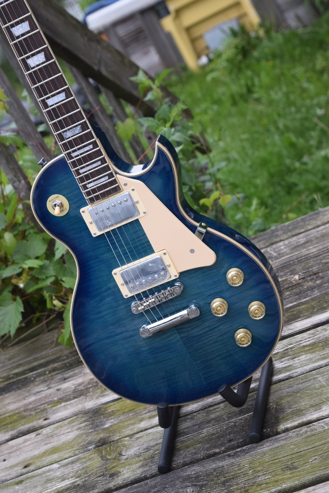 Electric Guitar Mahogany Body Maple Top into Blue Finish (Groove Canadian Brand)