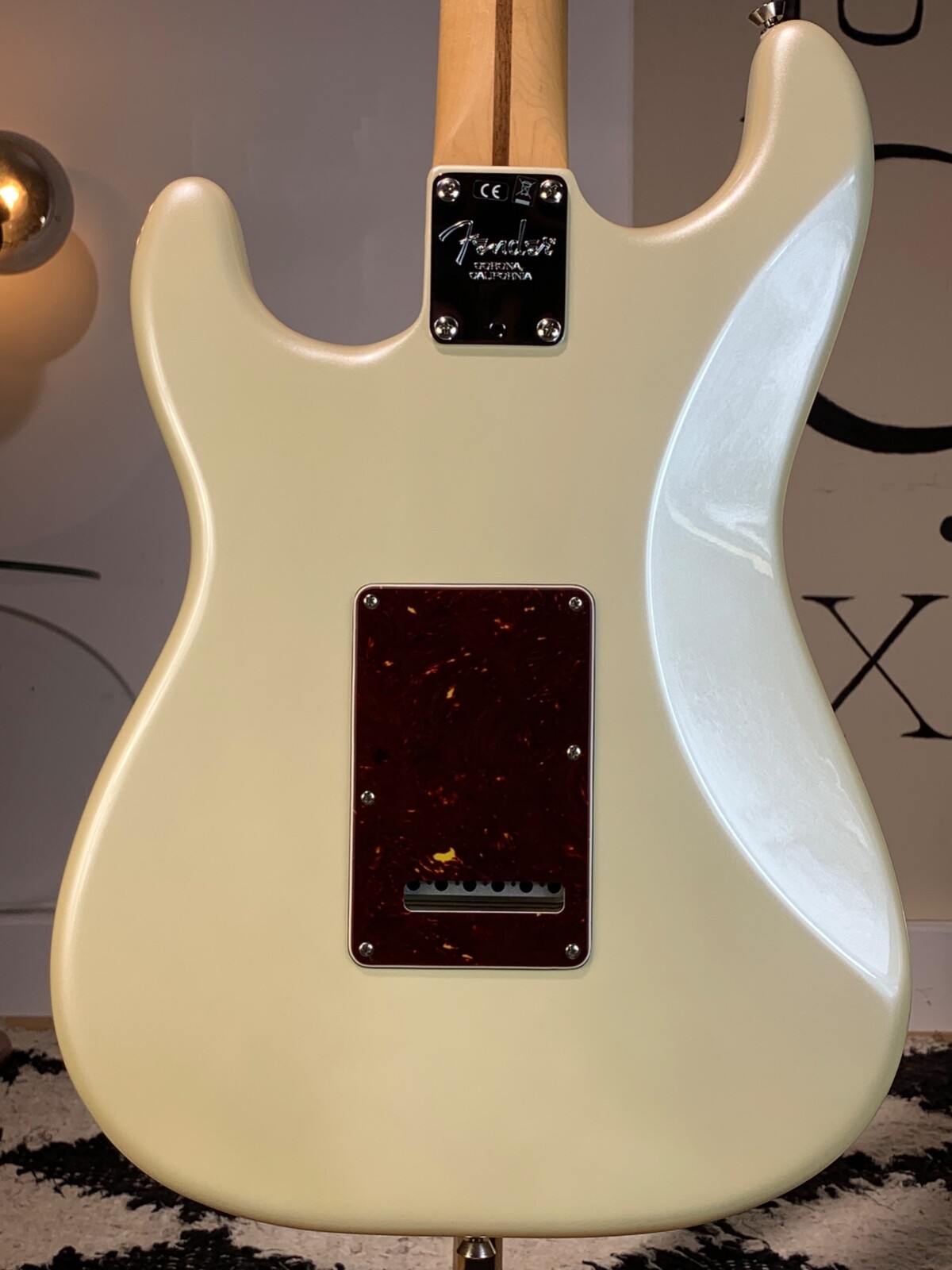 Fender Limited Edition American Showcase Stratocaster Olympic White pearl 7.8lb