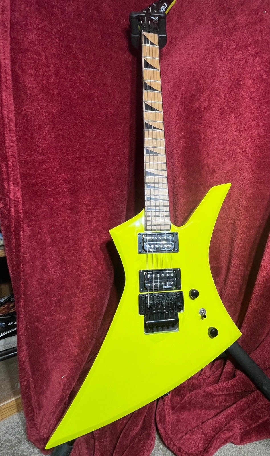 Jackson X Series Kelly – Neon Yellow KEXM MN WITH HARD SHELL CASE