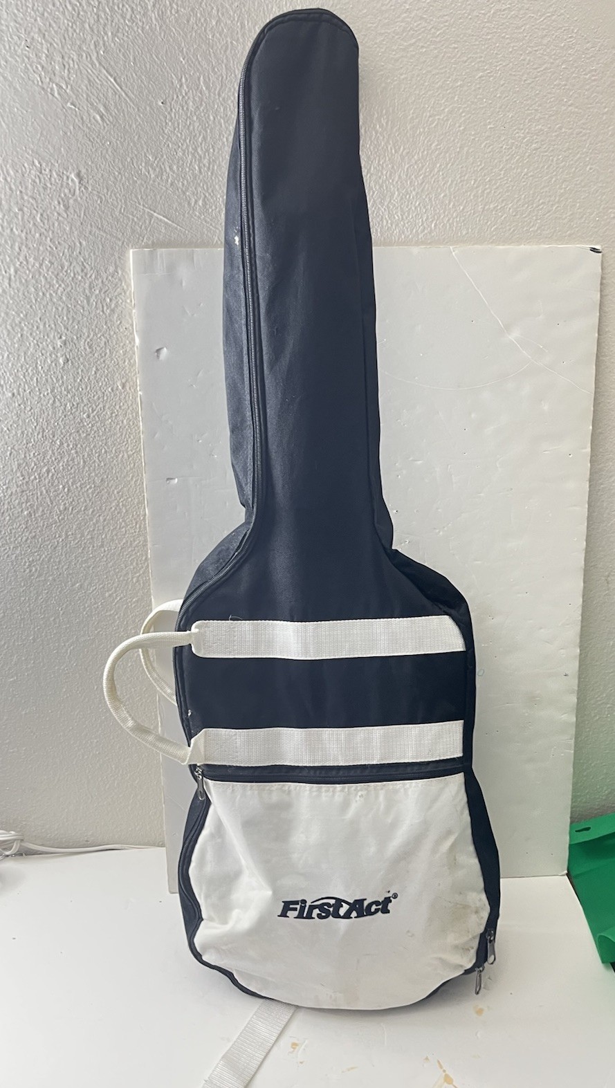 First Act ME305 Model Entry-level Solid-body Electric Guitar with Case