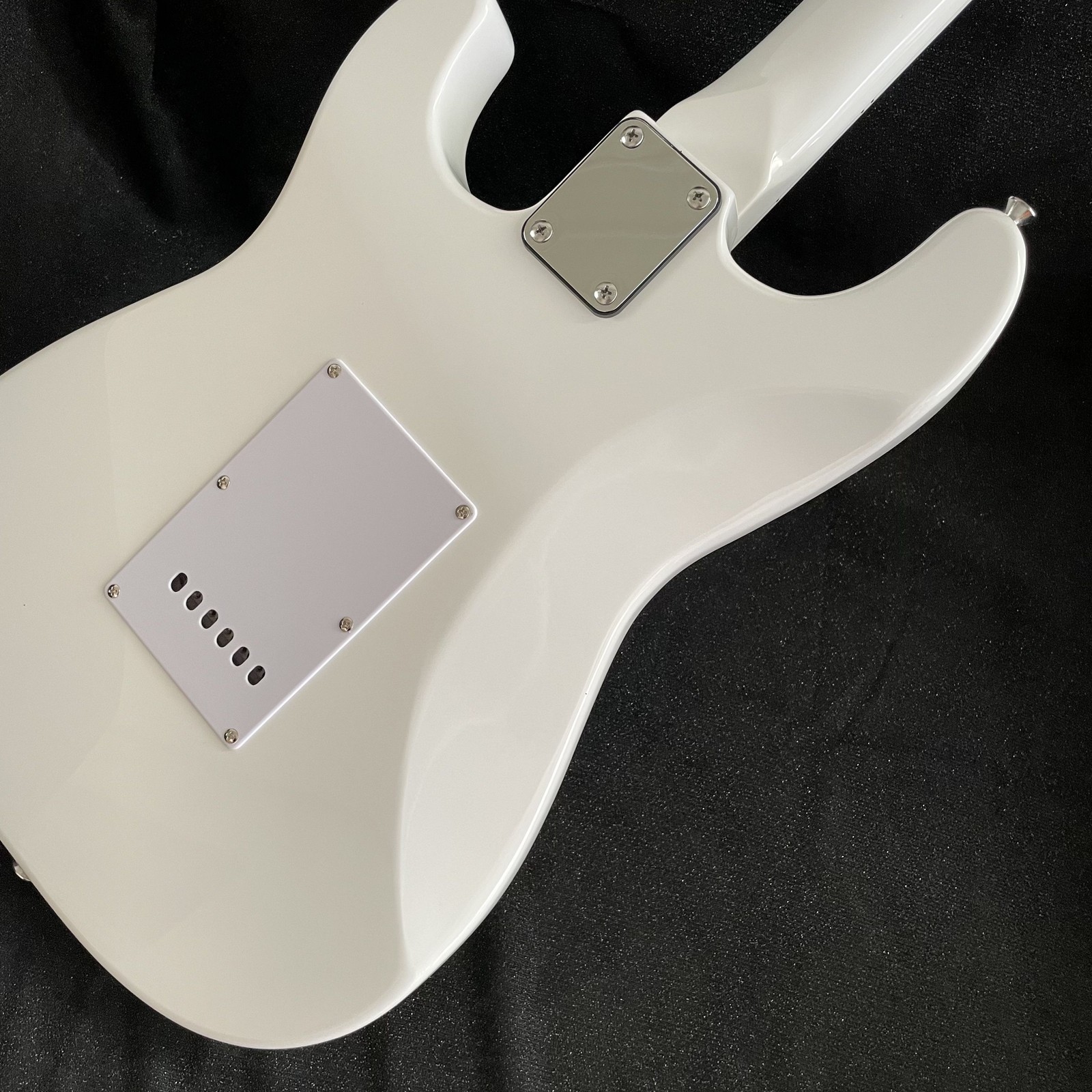 Stainless Rounded fret Edge Electric Guitar White Basswood Solid Body Chrome