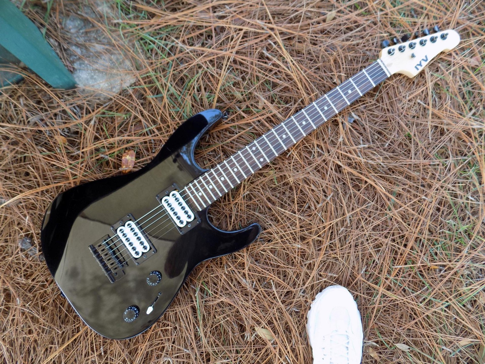Jackson/IYV “Custom Shack”, Hot Invader Style Pickups,Coil Splitting,Nice
