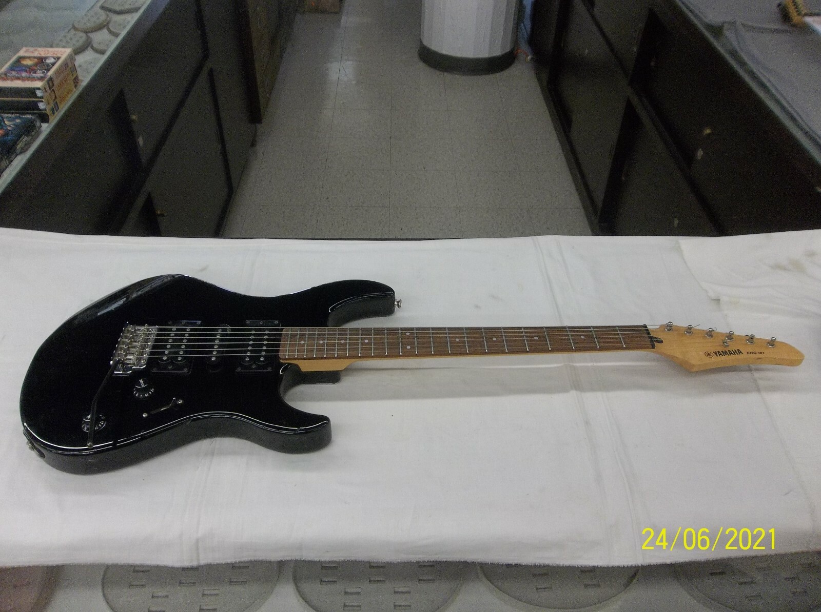 Yamaha ERG121 Electric Guitar SuperStrat BLACK with gig bag